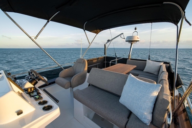 Helm station at flybridge